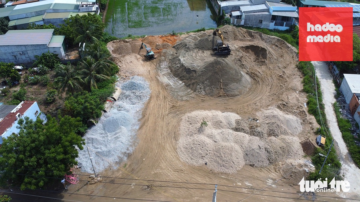Bãi tập kết cát quy mô lớn trong khu vực hẻm 96 đường Đổng Dậu, phường Bảo An, tỉnh Khánh Hòa - Ảnh: ĐỨC CƯỜNG