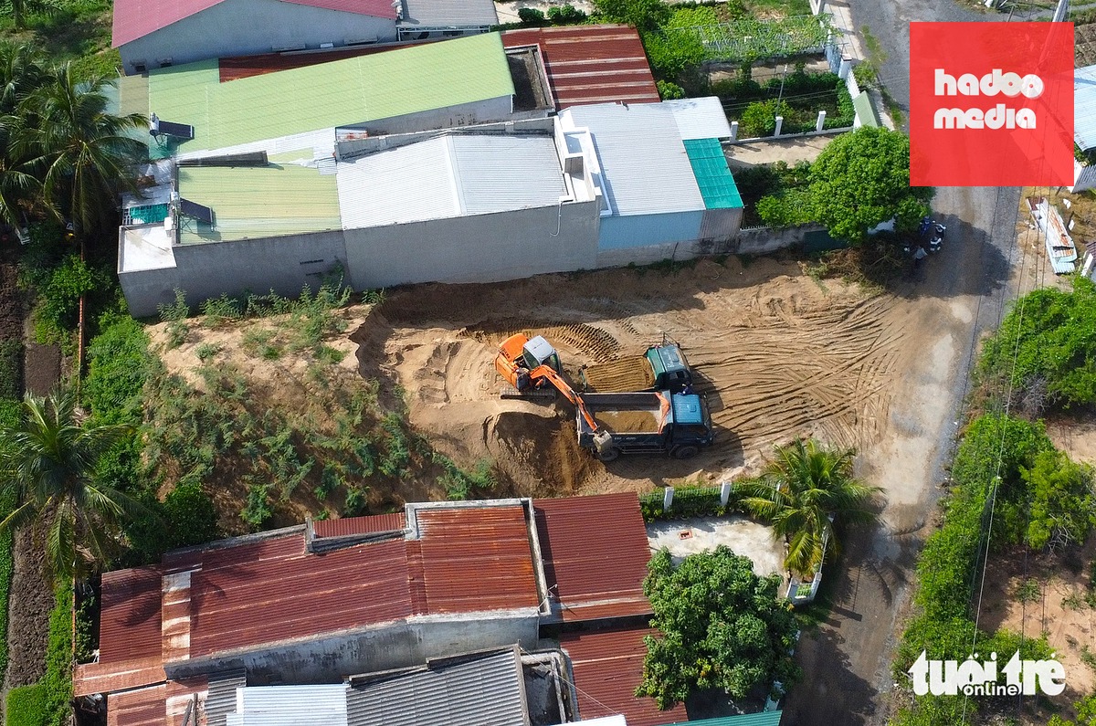 Cách bãi lớn không xa còn có một bãi tập kết cát với quy mô nhỏ hơn cũng hoạt động liên tục - Ảnh: ĐỨC CƯỜNG