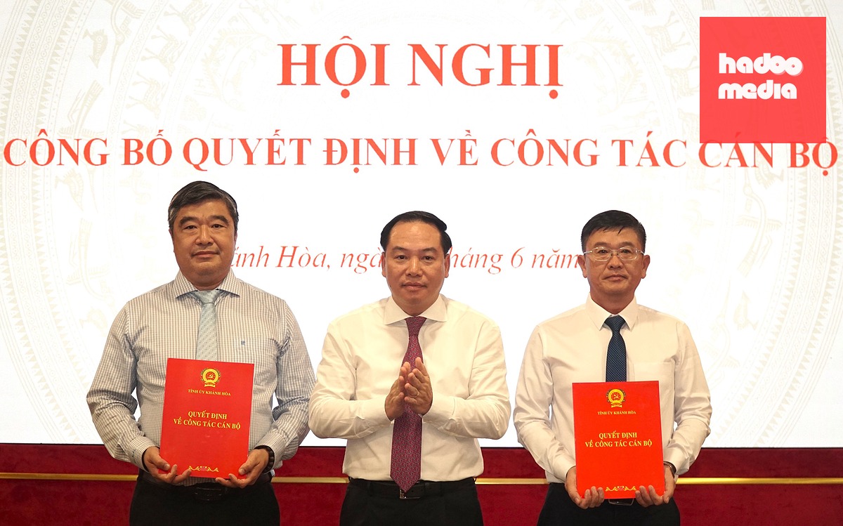 Phó bí thư thường trực Tỉnh ủy Khánh Hòa Hồ Xuân Trường trao quyết định cho tân Trưởng Ban Nội chính Tỉnh ủy Tạ Hồng Quang (bên phải) và tân Giám đốc Báo và Phát thanh, Truyền hình Khánh Hòa Lê Hoàng Triều - Ảnh: NGUYỄN HOÀNG