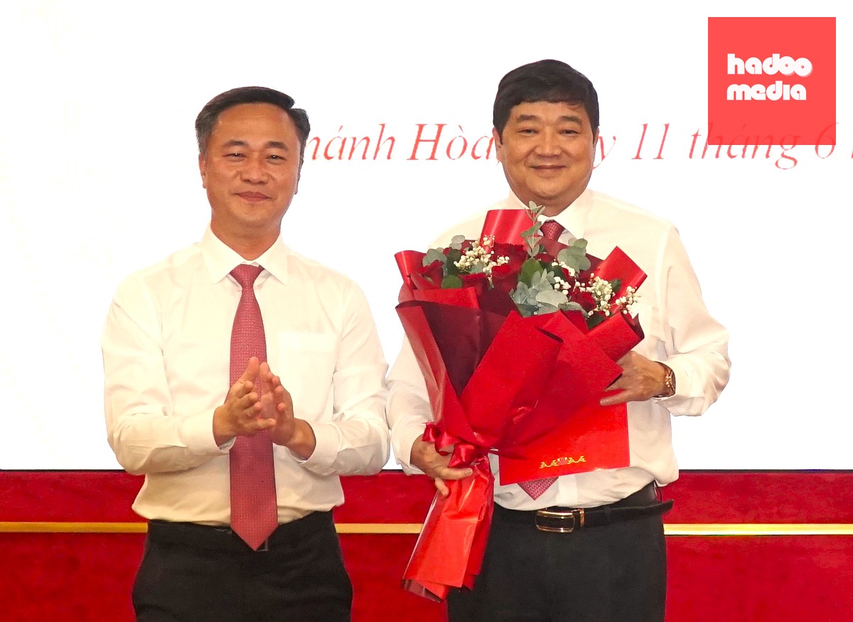Chủ tịch UBND tỉnh Khánh Hòa Nguyễn Việt Hùng trao quyết định cho Chủ tịch hội đồng thành viên Tổng công ty Khánh Việt (KHATOCO) Phạm Hoài Trung - Ảnh: NGUYỄN HOÀNG