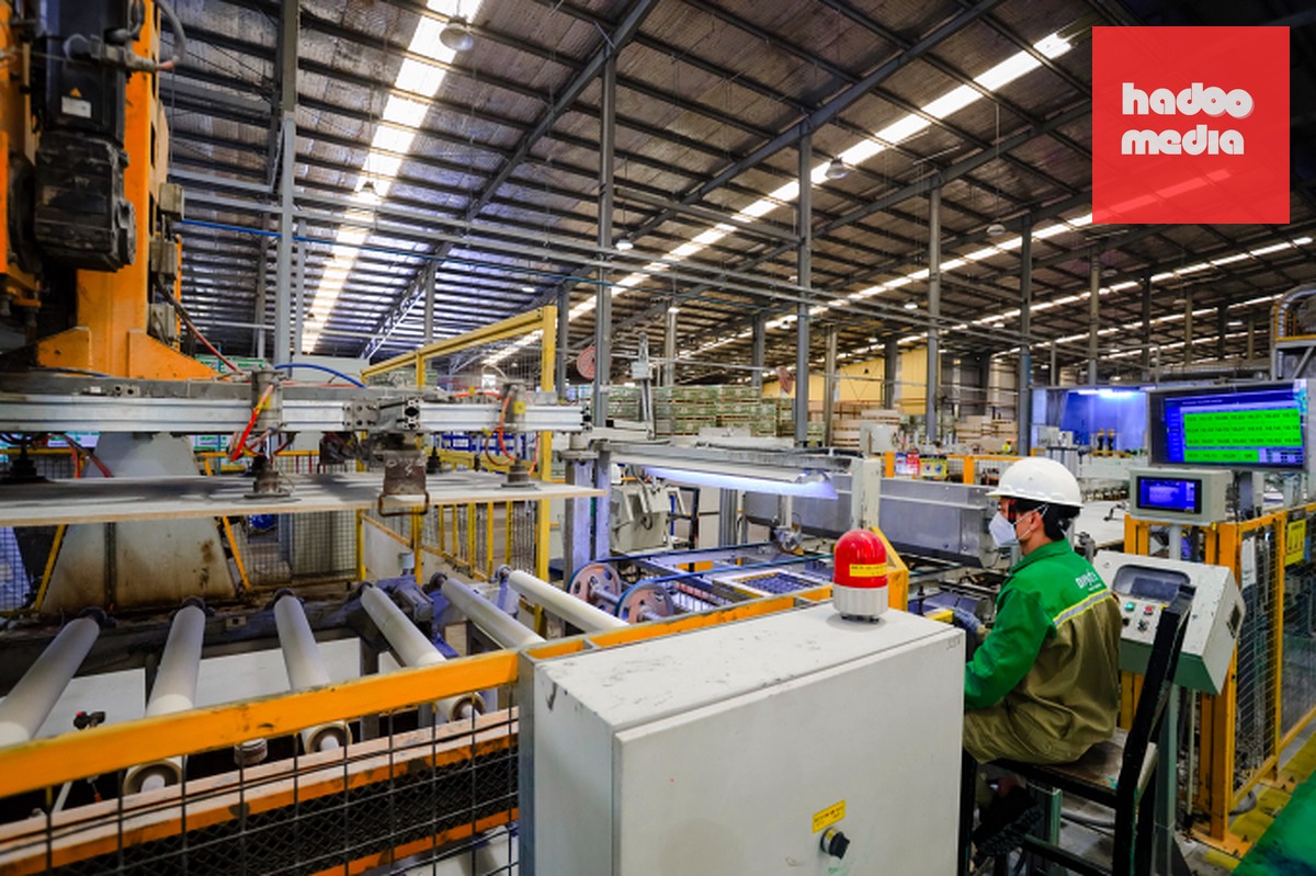 Sản xuất trong nhà máy "NetZero" phakm vi 1 & 2 của DURAflex. Ảnh: Saint-Gobain Việt Nam