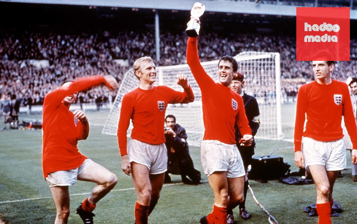 Sir Geoff Hurst giơ cao chiếc cup Jules Rimet.