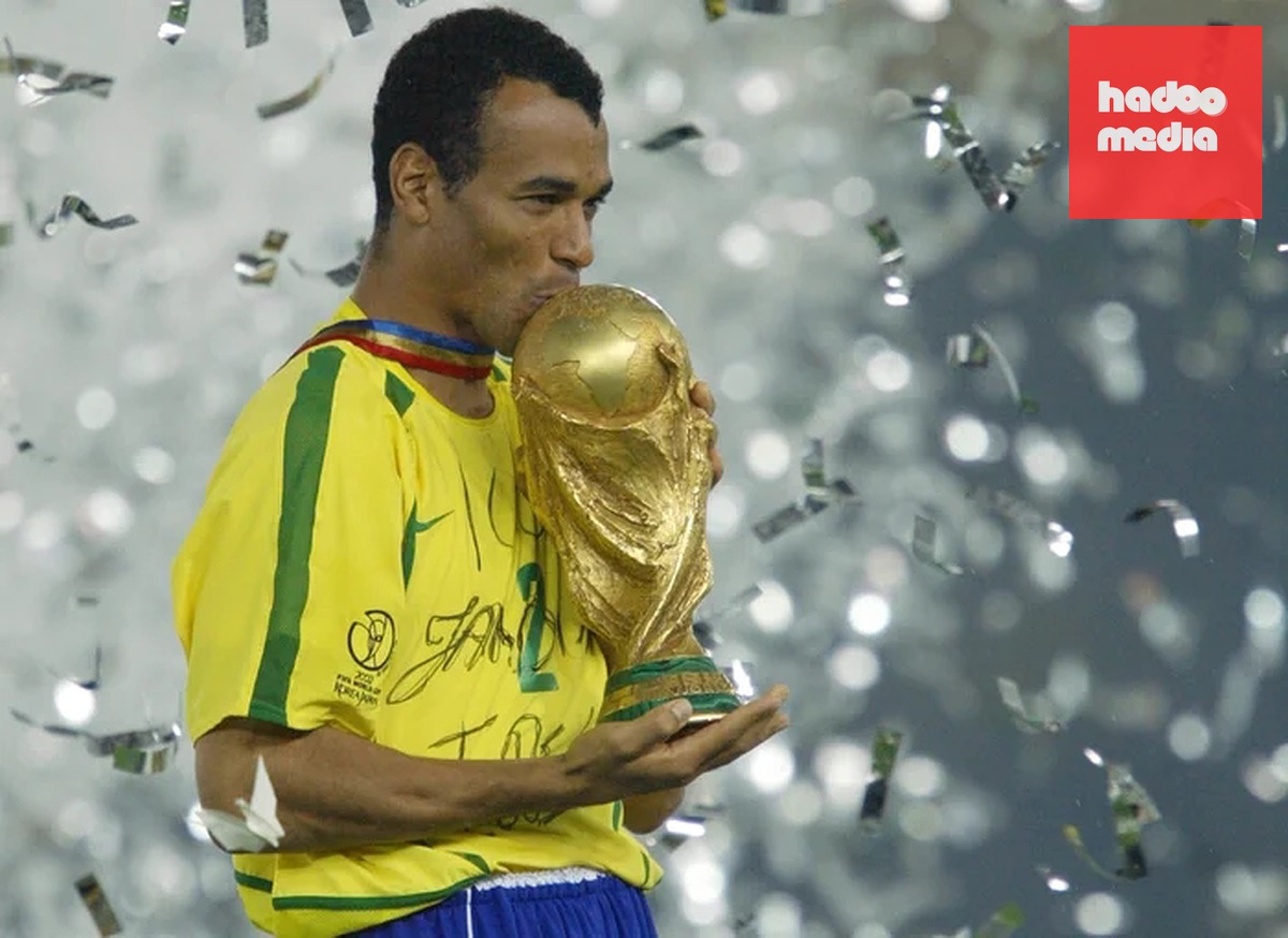 Cafu cùng tuyển Brazil vô địch World Cup 2002.