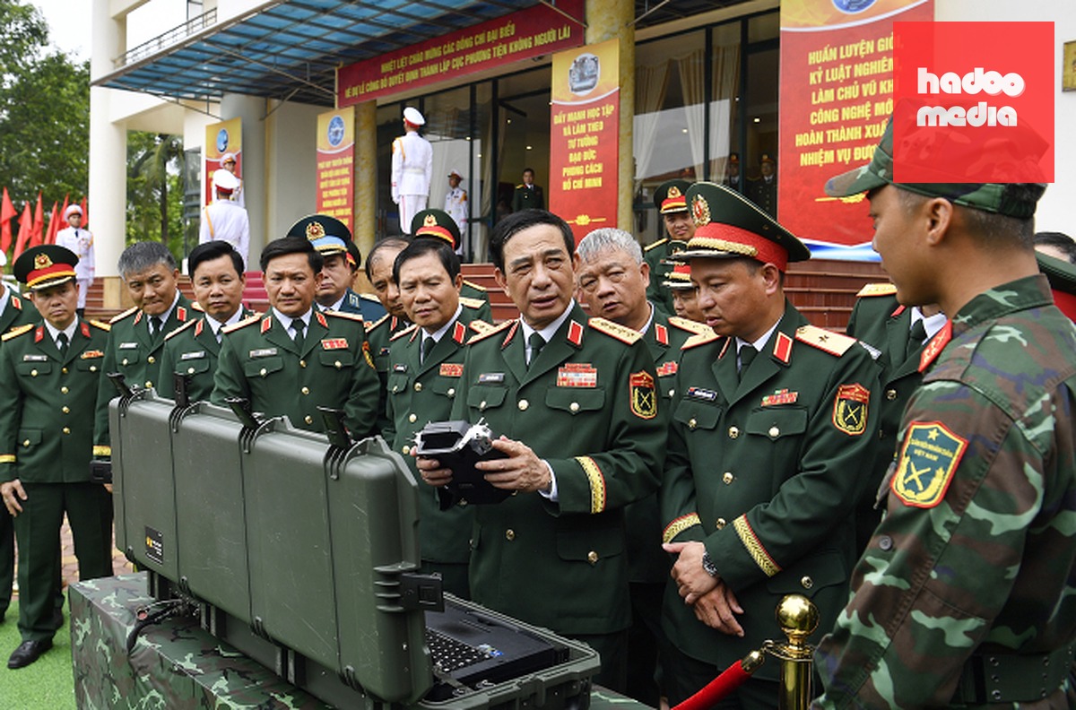 Đại tướng Phan Văn Giang và các đại biểu tham quan khu trưng bày vũ khí, trang bị kỹ thuật không người lái. Ảnh: VGP/Nguyễn Hoàng