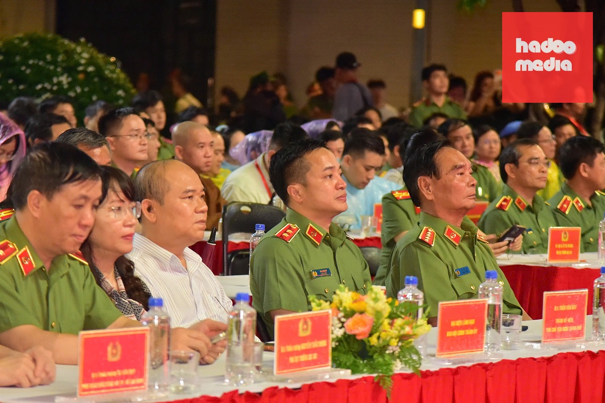 Đại tướng Lê Hồng Anh cùng lãnh đạo TP.HCM dự lễ khai mạc - Ảnh: TRÍ ĐỨC