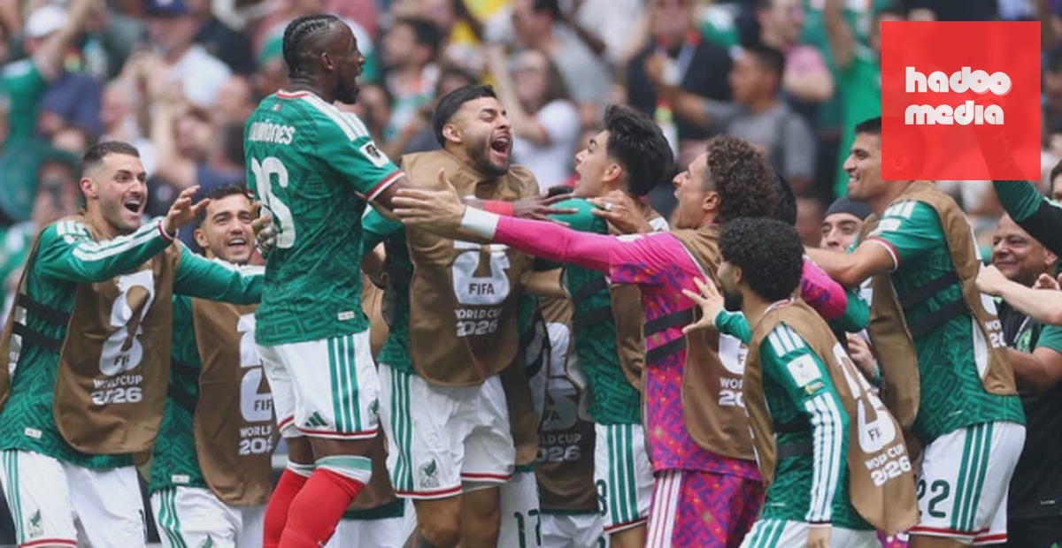Các cầu thủ Mexico ăn mừng bàn thắng.
