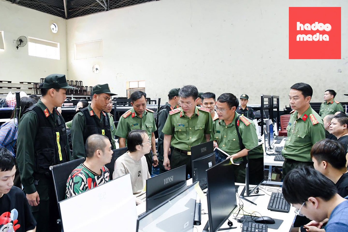 Thiếu tướng Nguyễn Minh Tuấn trực tiếp chỉ đạo lấy lời khai những người trong đường dây lừa đảo xuyên quốc gia - Ảnh: Công an tỉnh Phú Thọ