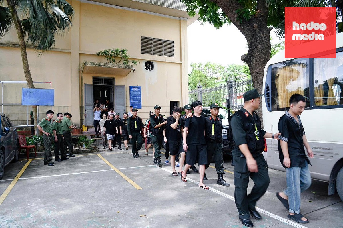 Lực lượng công an đưa những người liên quan trong đường dây lừa đảo xuyên quốc gia về cơ quan điều tra - Ảnh: Công an tỉnh Phú Thọ