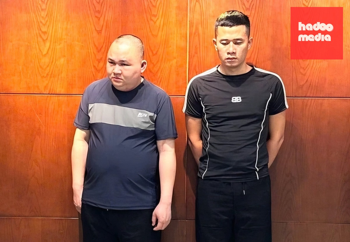 Công an thi hành quyết định khởi tố bị can đối với Lê Tuấn Anh và Nguyễn Văn Thịnh - Ảnh: Công an tỉnh Thanh Hóa cung cấp