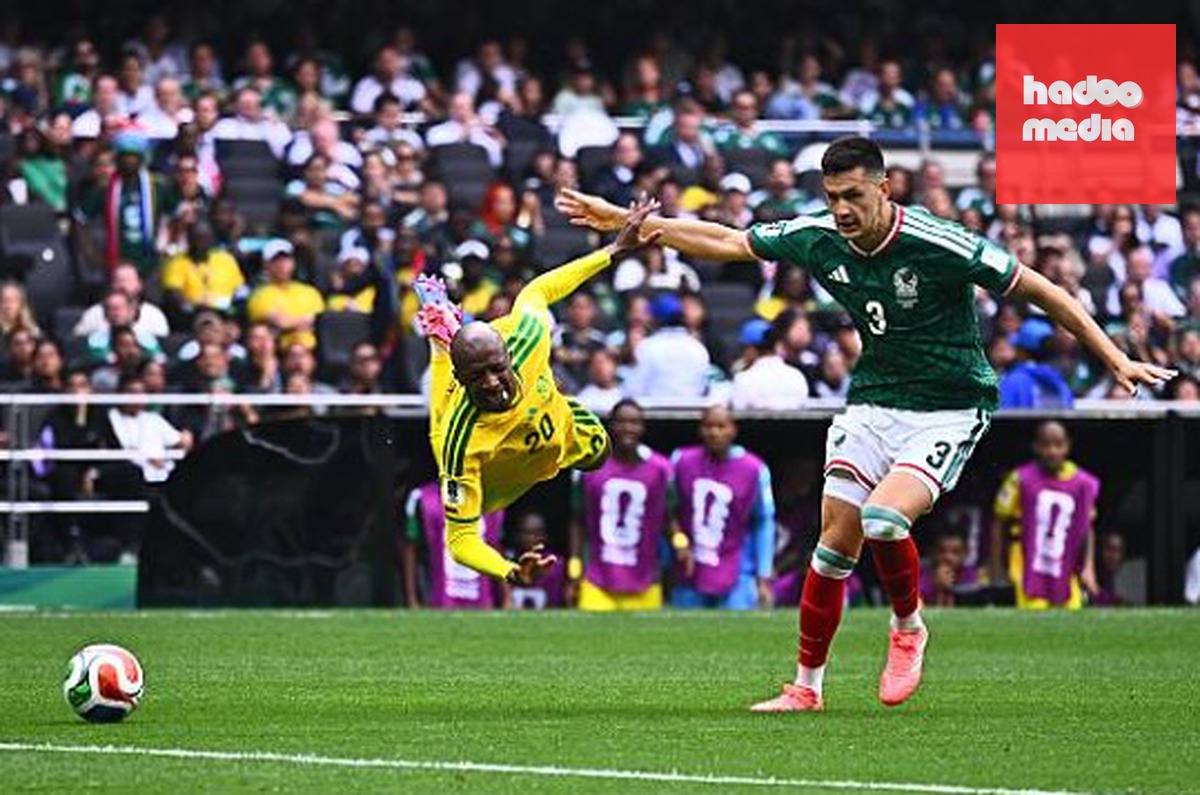 Trung vệ: Cesar Montes - 7.0 điểm. Thủ quân của Mexico là lá chắn thép nơi hàng thủ suốt phần lớn thời gian thi đấu với khả năng đọc tình huống xuất sắc. Tuy nhiên, tấm thẻ đỏ trực tiếp ở những phút cuối trận do lỗi vào bóng quyết liệt quá mức đã khiến điểm số của anh bị giảm sút đáng kể.

Trung vệ: Johan Vasquez - 7.4 điểm. Vasquez thi đấu vô cùng điềm tĩnh bên cạnh Montes. Anh không gặp quá nhiều áp lực nhưng luôn có mặt ở các điểm nóng để bọc lót kịp thời, đảm bảo khu vực cấm địa của Mexico luôn được đặt trong tình trạng an toàn tuyệt đối.


Hậu vệ trái: Jesus Gallardo - 7.6 điểm. Nguồn năng lượng dồi dào của Gallardo bên hành lang cánh trái đã gây ra nhiều khó khăn cho hàng thủ Nam Phi. Khả năng leo biên liên tục của anh không chỉ hỗ trợ đắc lực cho Quinones mà còn tạo ra sự cân bằng trong lối chơi của toàn đội.

Tiền vệ phòng ngự: Erik Lira - 7.4 điểm. Lira đóng vai trò hạt nhân trong lối chơi của Mexico. Anh là người tranh chấp quyết liệt để giành lại bóng, trực tiếp dẫn đến bàn mở tỷ số của Quinones. Khả năng điều tiết và đánh chặn của Lira giúp tuyến giữa El Tri hoàn toàn làm chủ thế trận.

Tiền vệ phải: Roberto Alvarado - 7.6 điểm. Dù có phần im hơi lặng tiếng trong hiệp một, Alvarado đã bùng nổ đúng lúc ở hiệp hai. Quả tạt chính xác như đặt của anh để Jimenez đánh đầu ghi bàn đã thể hiện nhãn quan chiến thuật và đẳng cấp của một ngôi sao hàng đầu.



Tiền vệ trung tâm: Bryan Gutierrez - 6.8 điểm. Đây là mắt xích thi đấu kém thuyết phục nhất trong đội hình xuất phát. Gutierrez để mất bóng khá nhiều và bỏ lỡ một cơ hội ngon ăn cuối hiệp một. Điểm sáng lớn nhất của anh là nỗ lực khiến cầu thủ đối phương phải nhận thẻ đỏ đầu hiệp hai.


Tiền vệ trung tâm: Alvaro Fidalgo - 7.0 điểm. Fidalgo thi đấu tròn vai trong nhiệm vụ kết nối các tuyến. Lối chơi kỹ thuật của anh giúp các đợt luân chuyển bóng của Mexico trở nên mượt mà hơn, dù anh có thể làm tốt hơn trong một vài tình huống dứt điểm từ xa.


Tiền vệ trái: Julian Quinones - 8.1 điểm. Cầu thủ xuất sắc nhất trận đấu. Quinones không chỉ đi vào lịch sử với bàn thắng mở màn mà còn là mũi khoan lợi hại nhất bên cánh trái. Tốc độ, kỹ thuật và sự tự tin của anh đã khiến hàng phòng ngự đối phương hoàn toàn vỡ vụn.

Tiền đạo: Raul Jimenez - 7.7 điểm. Ở tuổi 35, Jimenez vẫn cho thấy bản năng sát thủ đáng nể. Anh bền bỉ di chuyển, làm tường hiệu quả và cụ thể hóa nỗ lực bằng cú đánh đầu dũng mãnh, chính thức giải cơn khát bàn thắng kéo dài tại các kỳ World Cup.