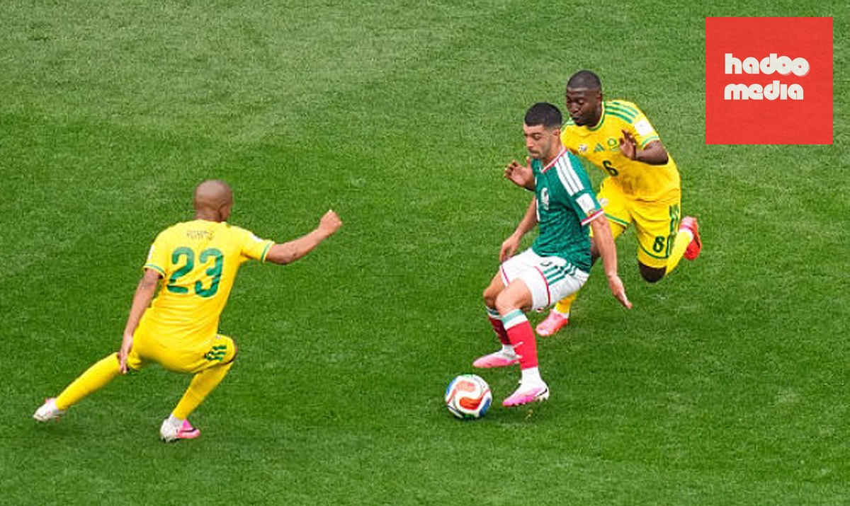 Tiền vệ phòng ngự: Erik Lira - 7.4 điểm. Lira đóng vai trò hạt nhân trong lối chơi của Mexico. Anh là người tranh chấp quyết liệt để giành lại bóng, trực tiếp dẫn đến bàn mở tỷ số của Quinones. Khả năng điều tiết và đánh chặn của Lira giúp tuyến giữa El Tri hoàn toàn làm chủ thế trận.

Tiền vệ phải: Roberto Alvarado - 7.6 điểm. Dù có phần im hơi lặng tiếng trong hiệp một, Alvarado đã bùng nổ đúng lúc ở hiệp hai. Quả tạt chính xác như đặt của anh để Jimenez đánh đầu ghi bàn đã thể hiện nhãn quan chiến thuật và đẳng cấp của một ngôi sao hàng đầu.



Tiền vệ trung tâm: Bryan Gutierrez - 6.8 điểm. Đây là mắt xích thi đấu kém thuyết phục nhất trong đội hình xuất phát. Gutierrez để mất bóng khá nhiều và bỏ lỡ một cơ hội ngon ăn cuối hiệp một. Điểm sáng lớn nhất của anh là nỗ lực khiến cầu thủ đối phương phải nhận thẻ đỏ đầu hiệp hai.


Tiền vệ trung tâm: Alvaro Fidalgo - 7.0 điểm. Fidalgo thi đấu tròn vai trong nhiệm vụ kết nối các tuyến. Lối chơi kỹ thuật của anh giúp các đợt luân chuyển bóng của Mexico trở nên mượt mà hơn, dù anh có thể làm tốt hơn trong một vài tình huống dứt điểm từ xa.


Tiền vệ trái: Julian Quinones - 8.1 điểm. Cầu thủ xuất sắc nhất trận đấu. Quinones không chỉ đi vào lịch sử với bàn thắng mở màn mà còn là mũi khoan lợi hại nhất bên cánh trái. Tốc độ, kỹ thuật và sự tự tin của anh đã khiến hàng phòng ngự đối phương hoàn toàn vỡ vụn.

Tiền đạo: Raul Jimenez - 7.7 điểm. Ở tuổi 35, Jimenez vẫn cho thấy bản năng sát thủ đáng nể. Anh bền bỉ di chuyển, làm tường hiệu quả và cụ thể hóa nỗ lực bằng cú đánh đầu dũng mãnh, chính thức giải cơn khát bàn thắng kéo dài tại các kỳ World Cup.