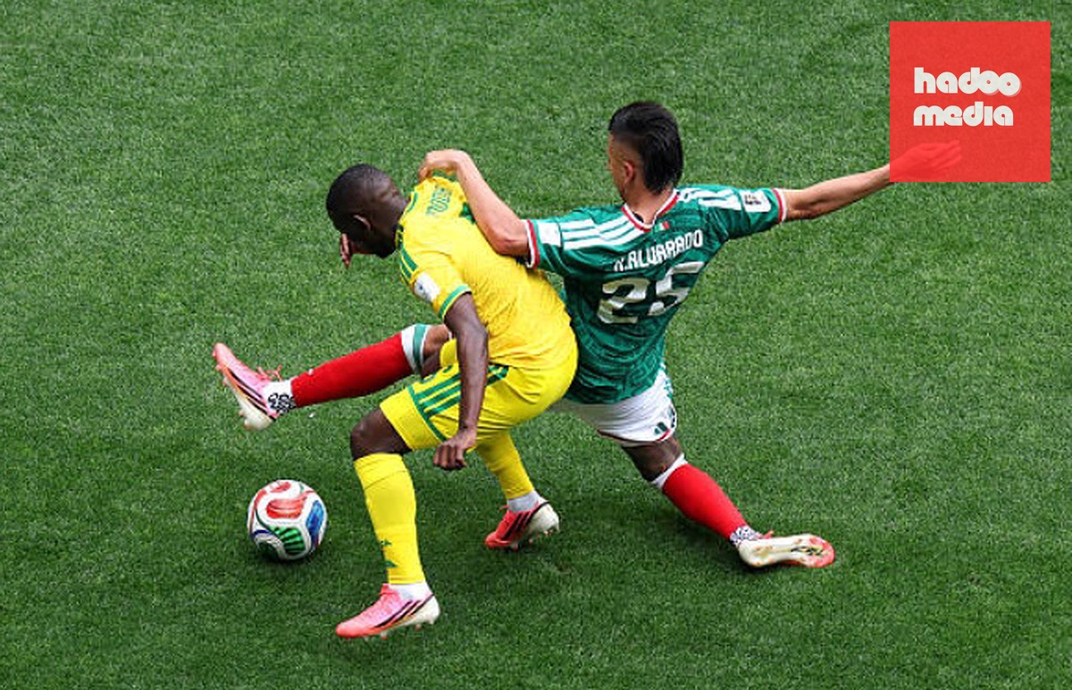 Tiền vệ phải: Roberto Alvarado - 7.6 điểm. Dù có phần im hơi lặng tiếng trong hiệp một, Alvarado đã bùng nổ đúng lúc ở hiệp hai. Quả tạt chính xác như đặt của anh để Jimenez đánh đầu ghi bàn đã thể hiện nhãn quan chiến thuật và đẳng cấp của một ngôi sao hàng đầu.