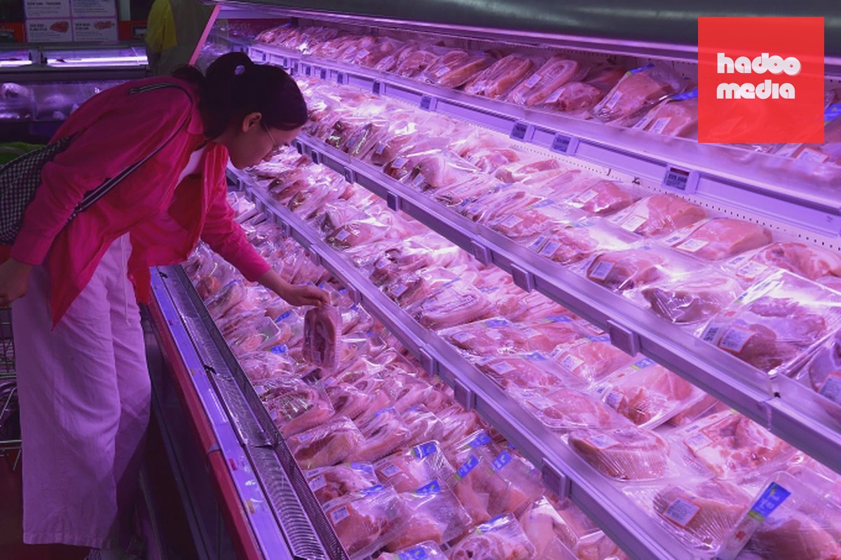 Người dân mua sắm ở khu hàng rau củ quả trong siêu thị. Ảnh: Thanh Tùng