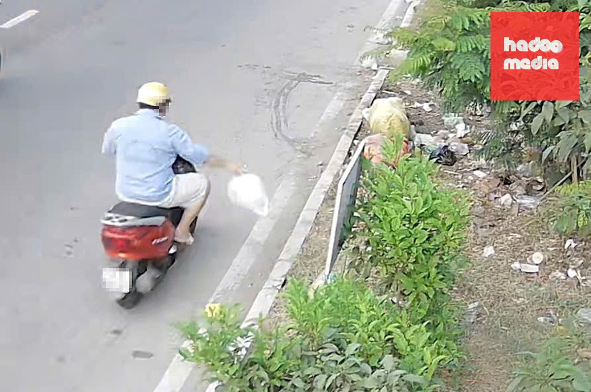 Camera an ninh trên đường Nguyễn Văn Linh (ấp 36, xã Bình Chánh) ghi lại hình ảnh người đàn ông vứt rác không đúng nơi quy định - Ảnh cắt từ camera