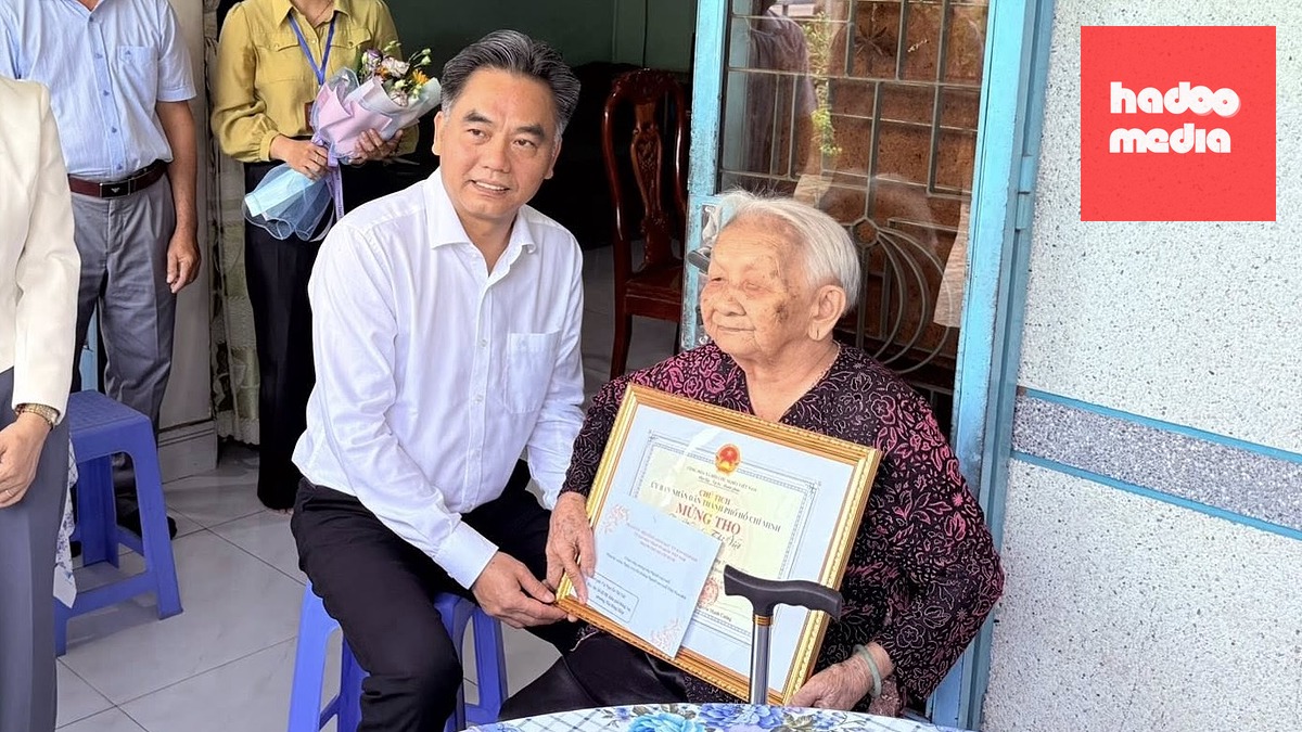 Ông Nguyễn Lộc Hà - Ủy viên Ban Thường vụ Thành ủy, Phó chủ tịch thường trực UBND TP.HCM - dẫn đoàn thăm, chúc thọ cụ bà Nguyễn Thị Việt - Ảnh: Phường Tân Đông Hiệp