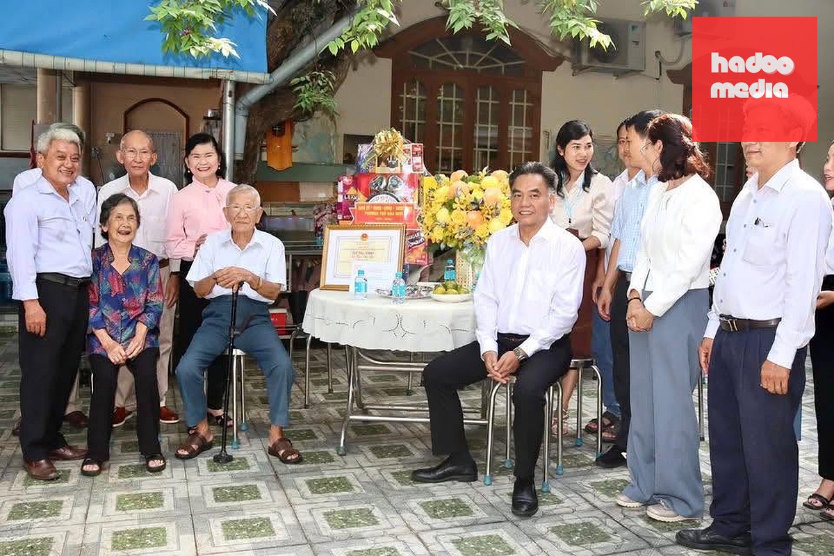 Ông Nguyễn Lộc Hà - Ủy viên Ban Thường vụ Thành ủy, Phó chủ tịch thường trực UBND TP.HCM - dẫn đoàn thăm, chúc thọ cụ ông Trần Văn Lợi - Ảnh: Phường Thủ Dầu Một