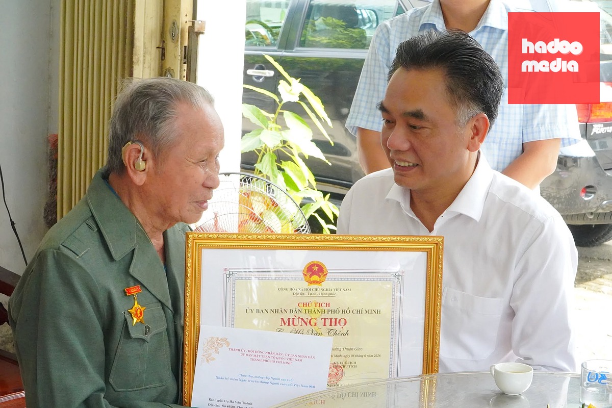 Ông Nguyễn Lộc Hà - Ủy viên Ban Thường vụ Thành ủy, Phó chủ tịch thường trực UBND TP.HCM - dẫn đoàn thăm, chúc thọ cụ ông Hà Văn Thênh - Ảnh: Phường Thuận Giao