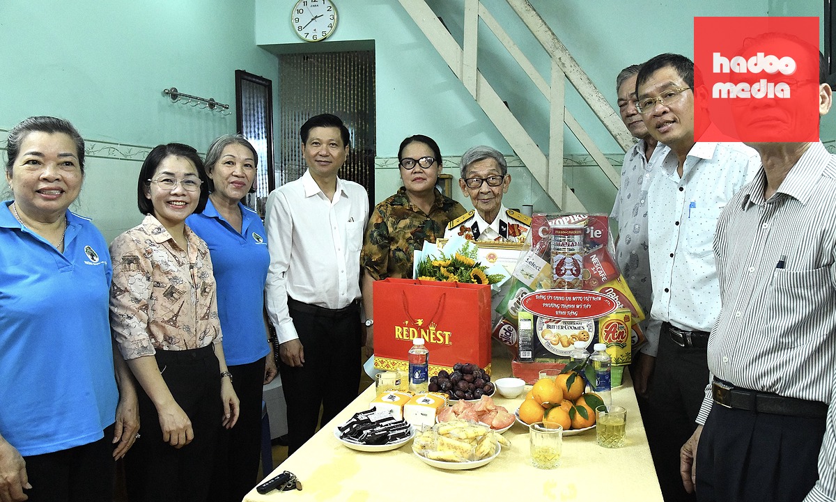 Ông Trần Văn Tuấn - Ủy viên Ban Thường vụ Thành ủy, Trưởng Ban Nội chính Thành ủy TP.HCM - dẫn đoàn thăm, chúc thọ cụ ông Nguyễn Viết Cường - Ảnh: SGGP