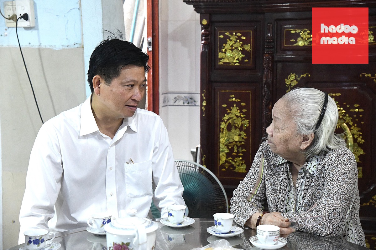 Ông Trần Văn Tuấn - Ủy viên Ban Thường vụ Thành ủy, Trưởng Ban Nội chính Thành ủy TP.HCM - dẫn đoàn thăm, chúc thọ cụ bà Lương Thị Cúc - Ảnh: SGGP