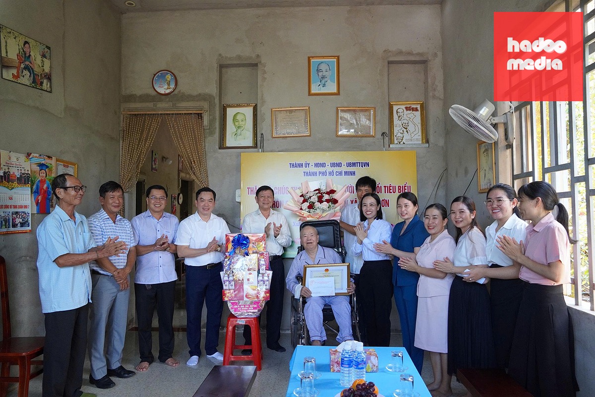 Bà Võ Ngọc Thanh Trúc - Ủy viên Ban Thường vụ Thành ủy, Phó trưởng đoàn chuyên trách Đoàn ĐBQH TP.HCM - dẫn đoàn đến thăm, chúc thọ cụ ông Đỗ Văn Sáng - Ảnh: SGGP