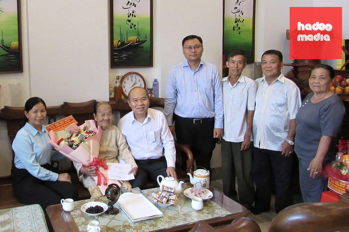 Ông Trần Văn Bảy - Thành ủy viên, Phó chủ tịch UBND TP.HCM - dẫn đoàn thăm, chúc thọ cụ bà Dương Thị Xuân - Ảnh: SGGP