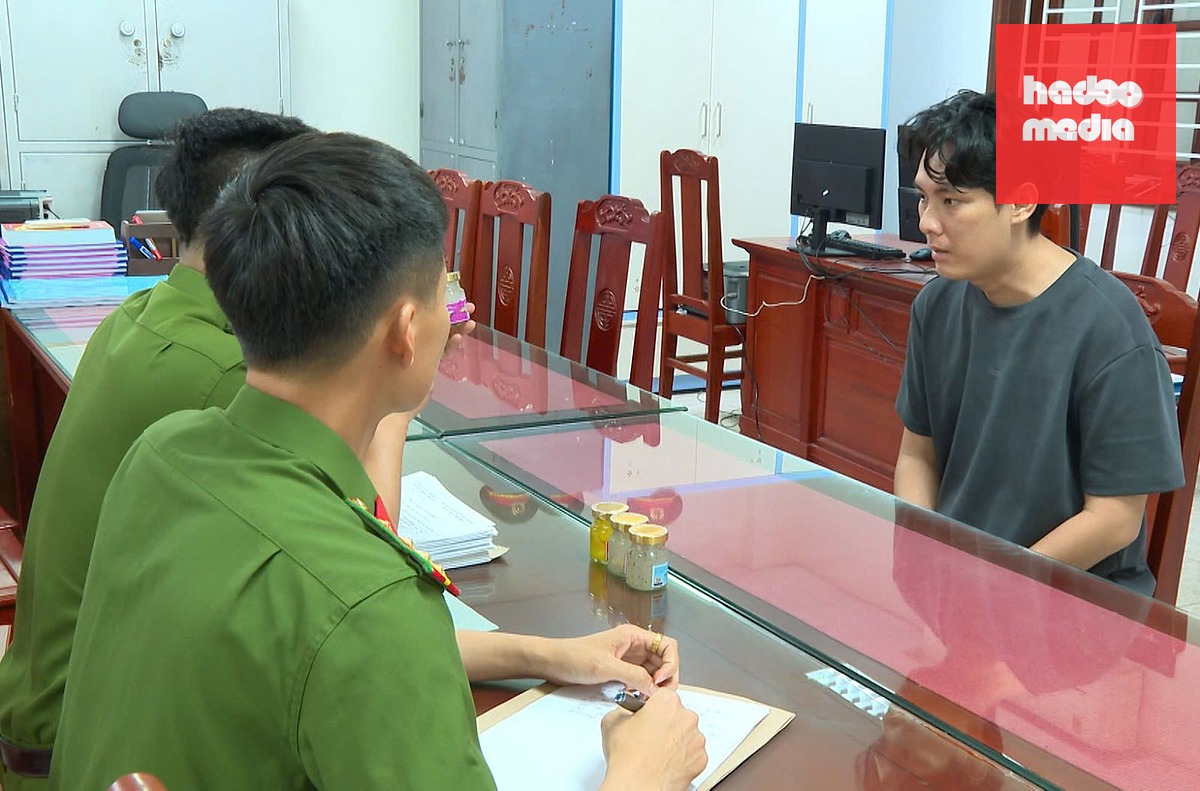 Công an lấy lời khai của Trương Thoại Vinh - Ảnh: Công an tỉnh Thanh Hóa cung cấp