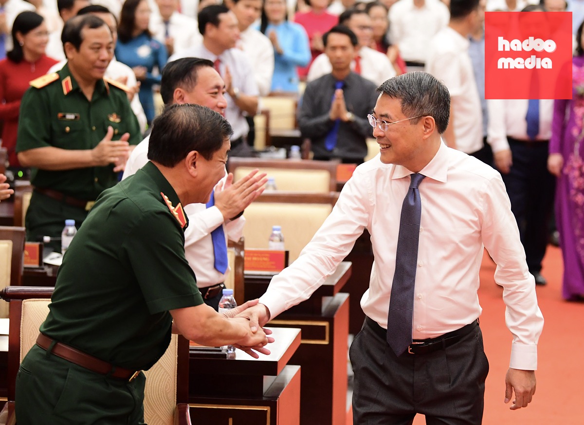 Thủ tướng Lê Minh Hưng bắt tay các đại biểu dự buổi lễ phát động
