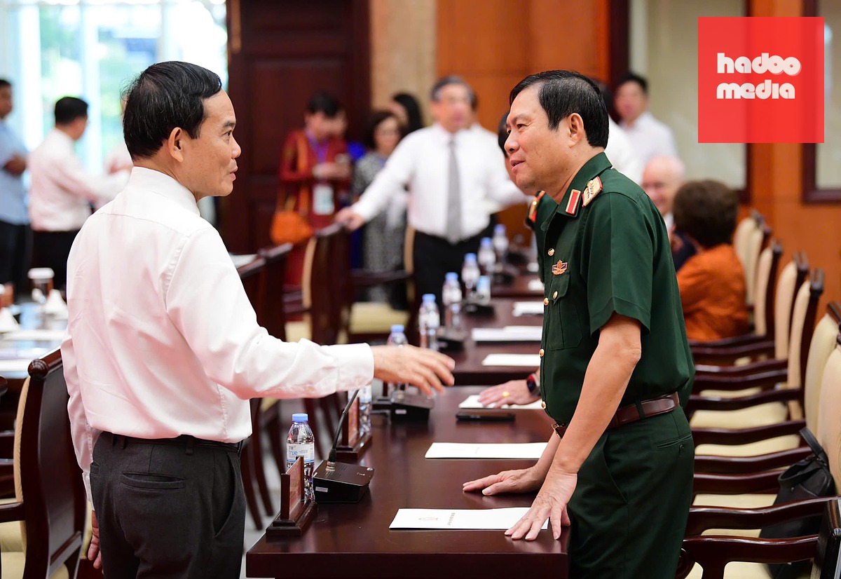 Bí thư Thành ủy TP.HCM Trần Lưu Quang trao đổi cùng các đại biểu dự lễ phát động