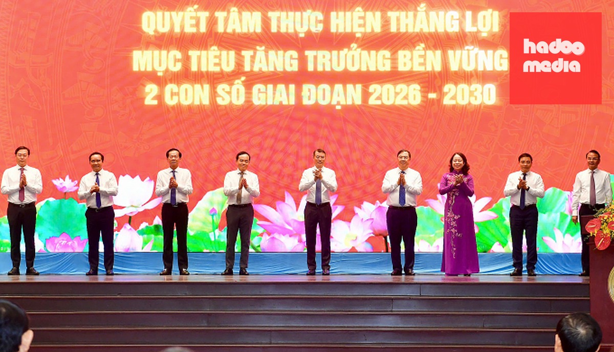 Thủ tướng Lê Minh Hưng, Phó chủ tịch nước Võ Thị Ánh Xuân cùng lãnh đạo Chính phủ, TP HCM phát động Phong trào thi đua "Quyết tâm thực hiện thắng lợi mục tiêu tăng trưởng bền vững hai con số. Ảnh: Thanh Tùng