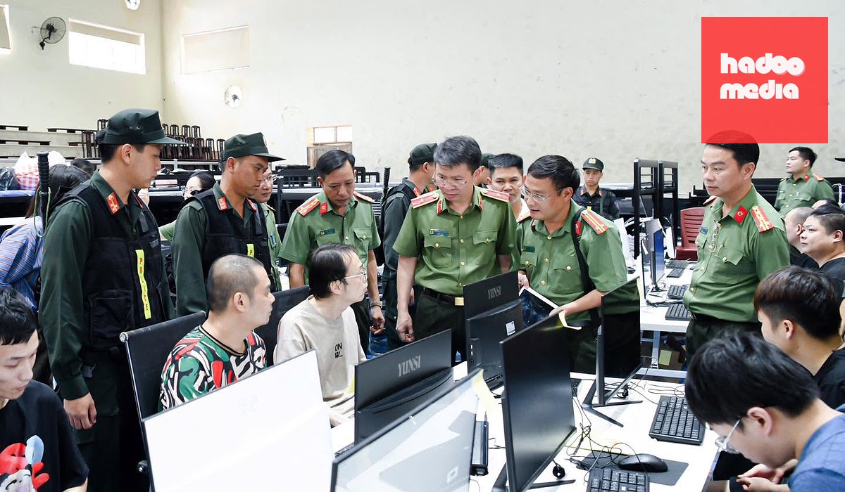 Thiếu tướng Nguyễn Minh Tuấn trực tiếp chỉ đạo lấy lời khai những người trong đường dây lừa đảo xuyên quốc gia - Ảnh: Công an tỉnh Phú Thọ