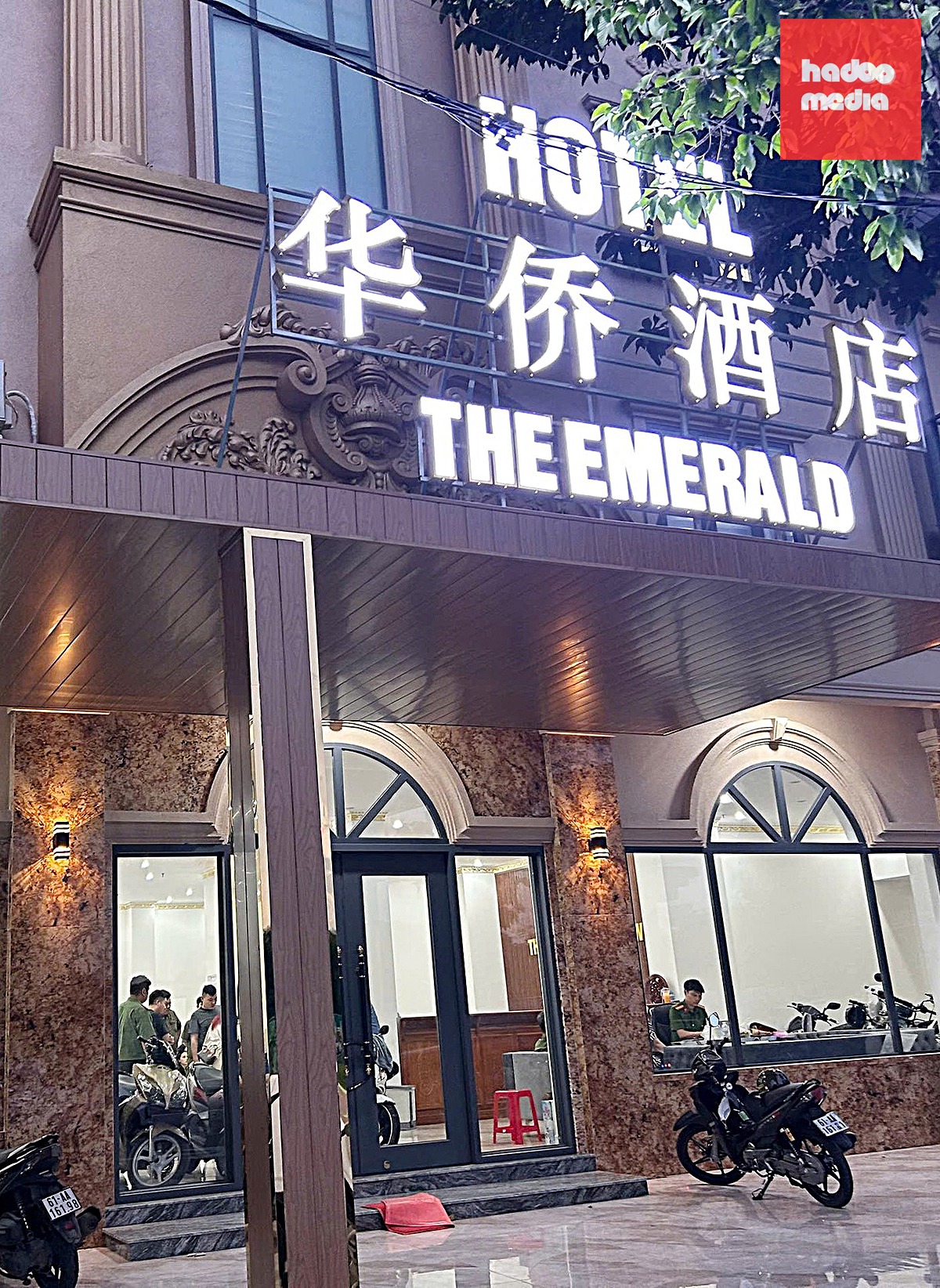 Khách sạn The Emerald Gold (phường Bình Dương), nơi phát hiện nhóm người Trung Quốc lập “đại bản doanh” hoạt động lừa đảo  - Ảnh: Công an TP.HCM
