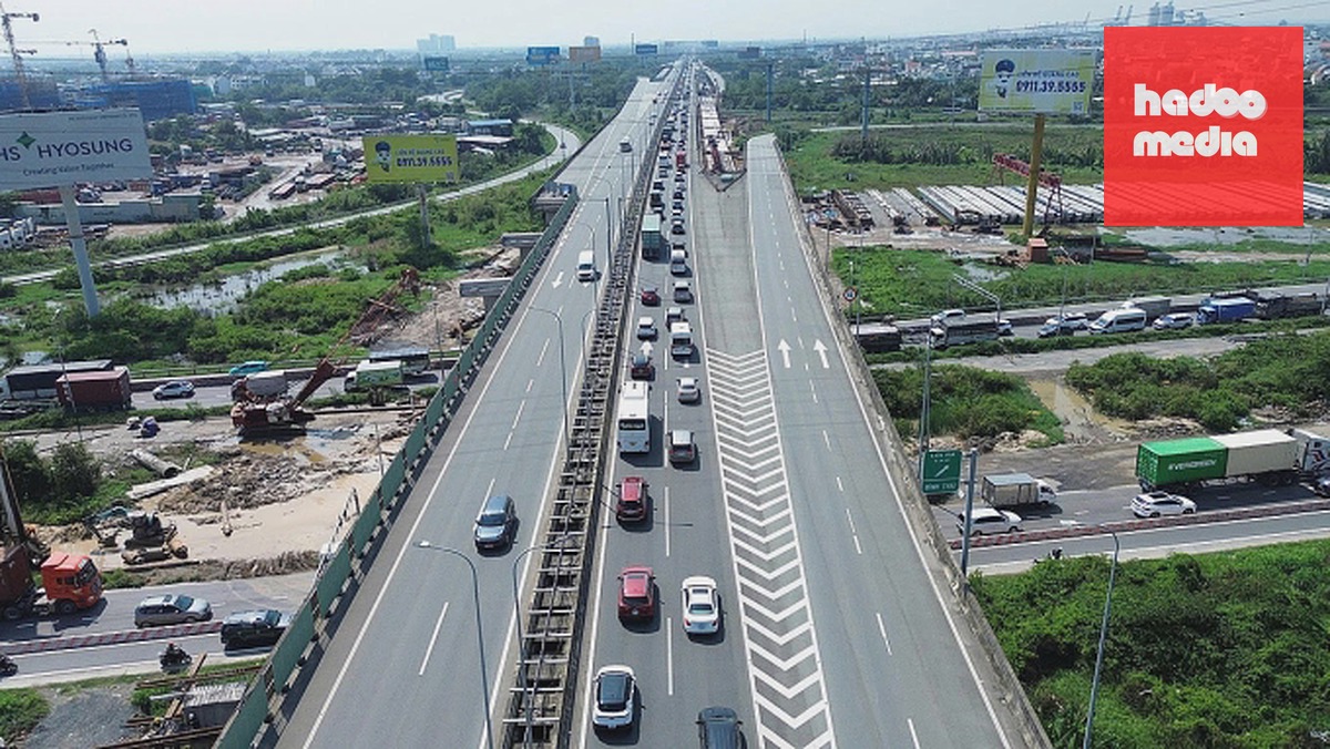 Dòng xe ùn ứ trên cao tốc TP HCM - Long Thành - Dầu Giây, hướng từ TP HCM sang Đồng Nai, sáng 13/6. Ảnh: Hạ Giang
