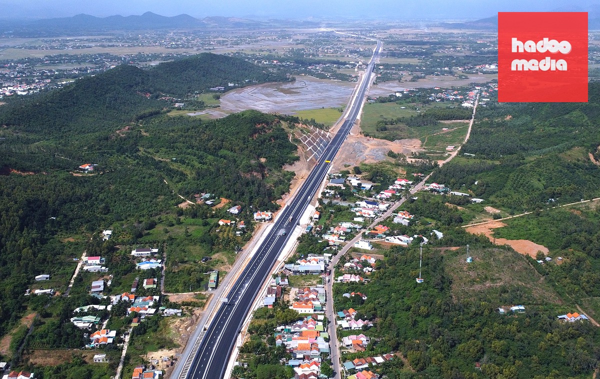 Đoạn đầu cao tốc Khánh Hòa - Buôn Ma Thuột (đoạn qua tỉnh Khánh Hòa) nhìn từ trên cao - Ảnh: NGUYỄN HOÀNG