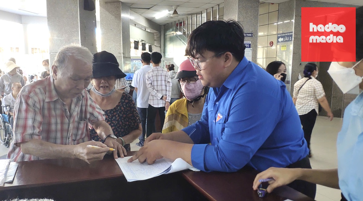 Người dân được khám bệnh tổng quát miễn phí - Ảnh: KHẮC TÂM