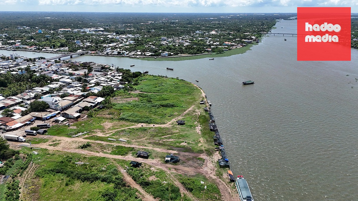 Phần đất trống nằm sát bờ sông dự kiến sẽ trở thành công viên trái cây và là điểm dừng chân của du khách trong vài năm tới - Ảnh: MẬU TRƯỜNG