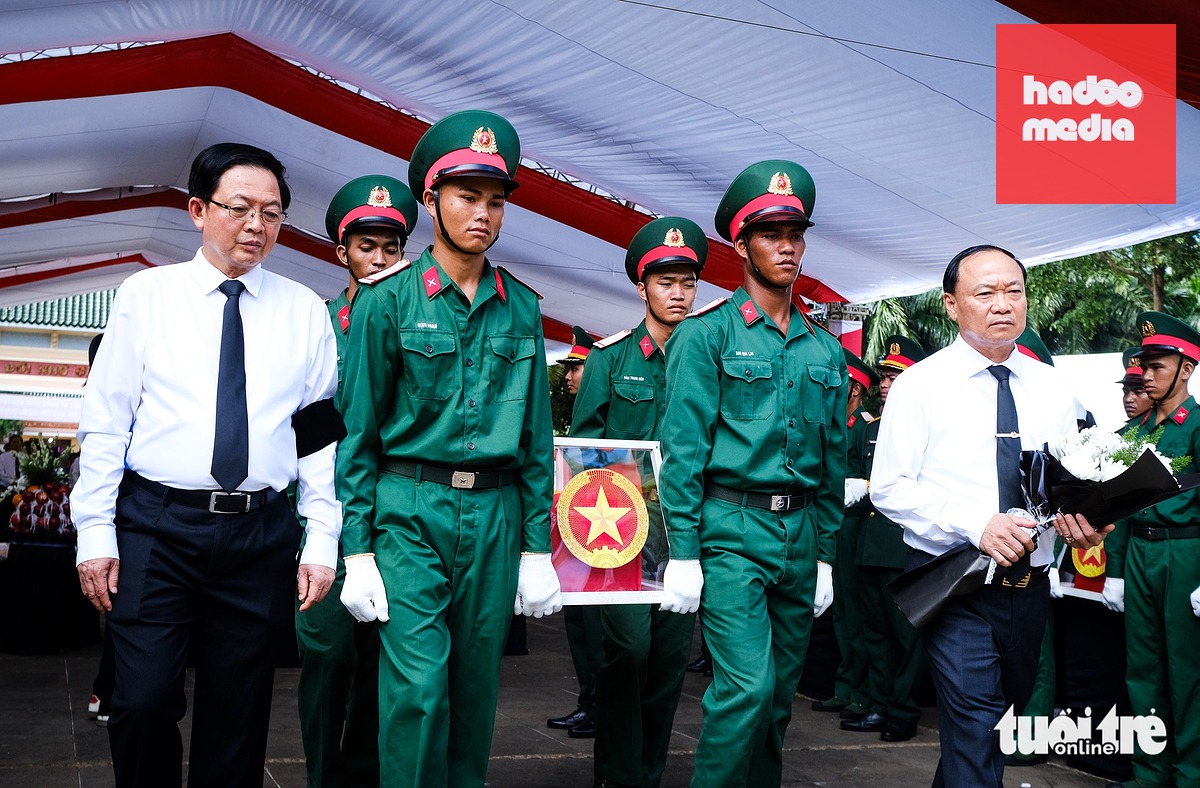 Phó thủ tướng Hồ Quốc Dũng (trái) và Bí thư Tỉnh ủy Gia Lai Thái Đại Ngọc (phải) cùng đưa di hài các liệt sĩ quân tình nguyện Việt Nam hy sinh tại Campuchia đến nơi an táng - Ảnh: TẤN LỰC