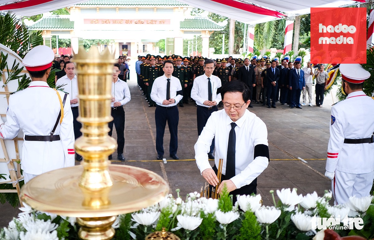 Phó thủ tướng Hồ Quốc Dũng viếng hương tại lễ viếng, truy điệu, an táng các liệt sĩ quân tình nguyện