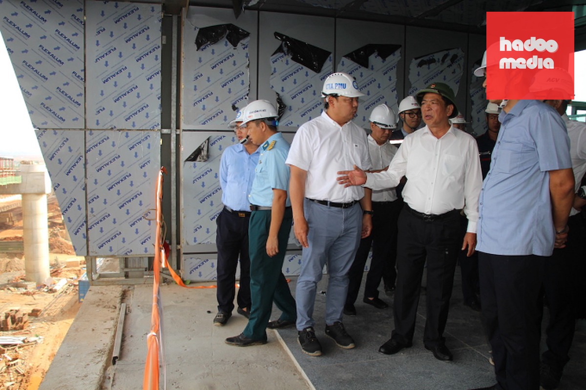 Bộ trưởng Trần Hồng Minh kiểm tra khu vực cầu cạn. Ảnh: Phước Tuấn