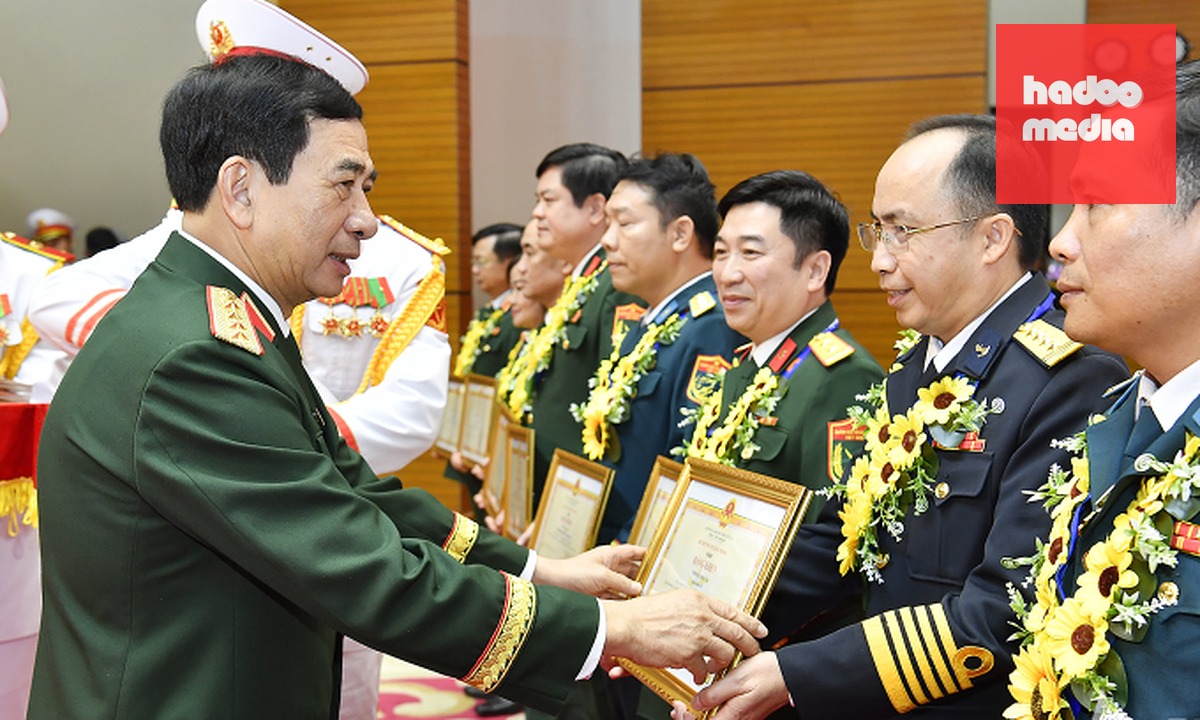 Phó thủ tướng, Bộ trưởng Quốc phòng Phan Văn Giang trao các giải thưởng cho tập thể, cá nhân tại buổi lễ. Ảnh: Hoàng Phong