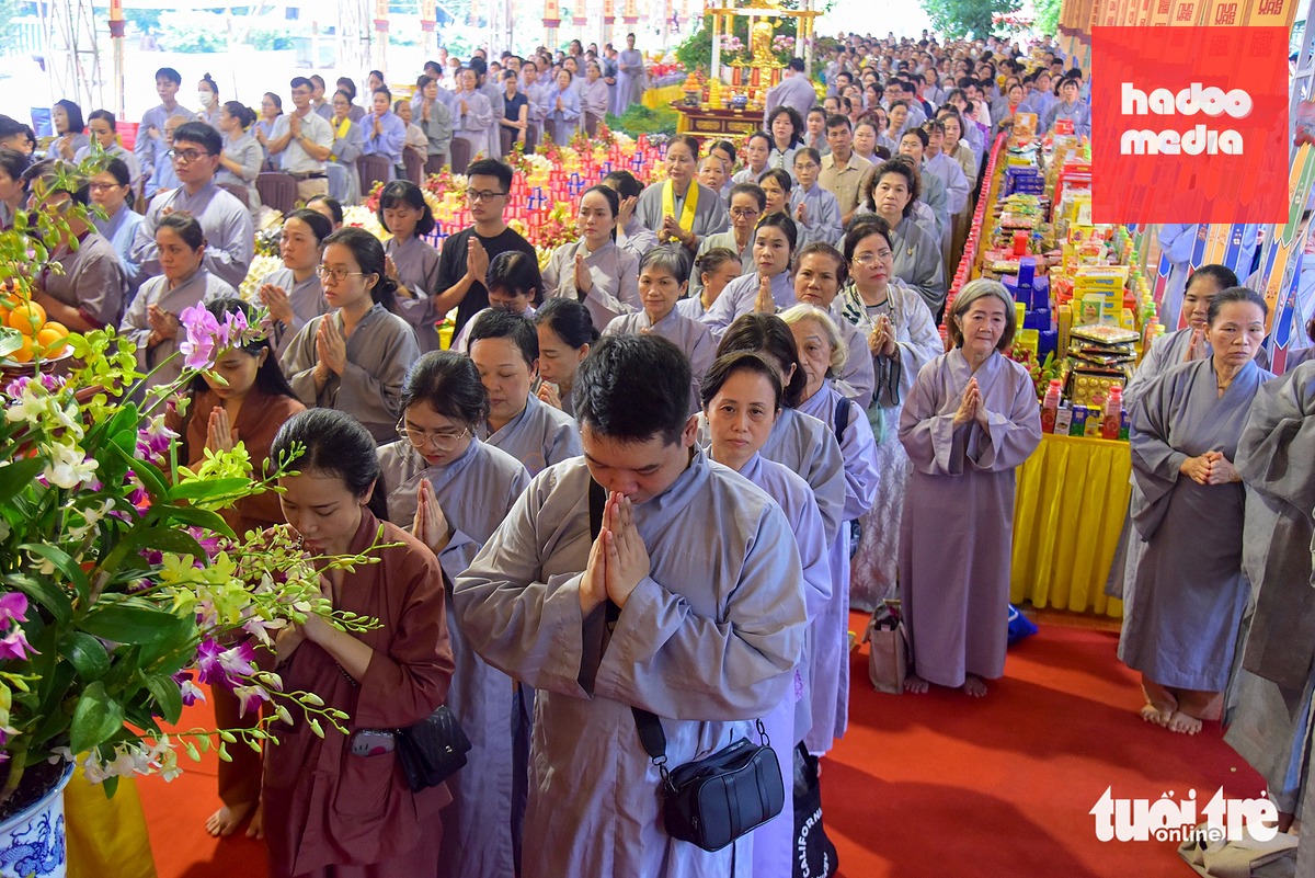 Hàng trăm tăng ni, Phật tử đến dự lễ cầu siêu từ sớm, tưởng niệm, tri ân các anh hùng liệt sĩ, chiến sĩ và đồng bào yêu nước đã hy sinh vì độc lập dân tộc