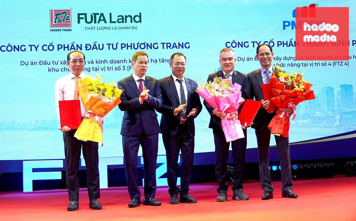 Lãnh đạo Đà Nẵng trao các quyết định chấp thuận chủ trương đầu tư và giấy chứng nhận đăng ký đầu tư cho các dự án hạ tầng Khu thương mại tự do (FTZ) Đà Nẵng tại vị trí số 2, số 3 và số 4 - Ảnh: TRƯỜNG TRUNG