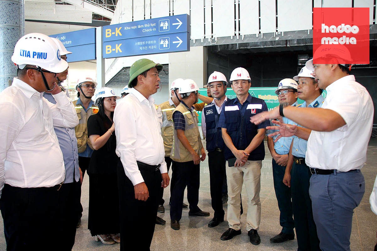 Bộ trưởng Bộ Xây dựng Trần Hồng Minh dẫn đầu đoàn công tác kiểm tra thực tế tiến độ dự án sân bay Long Thành chiều 13-6 - Ảnh: A.B.
