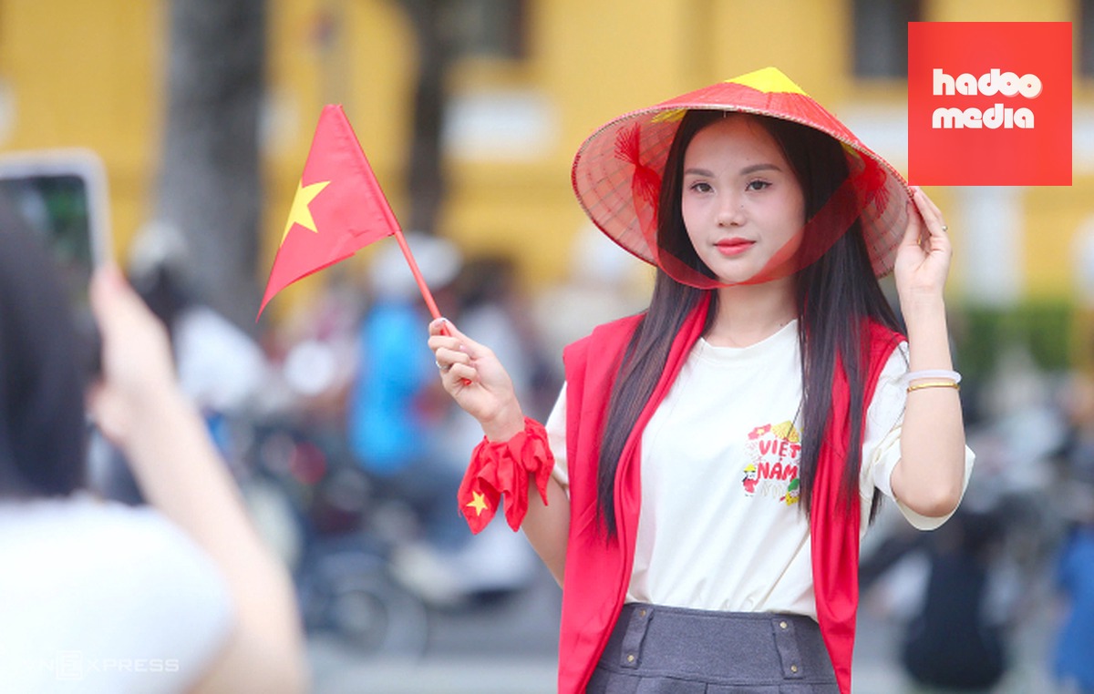 Người dân Hà Nội chụp ảnh kỷ niệm dịp 80 năm Quốc khánh, tháng 9/2025. Ảnh: Phạm Dự