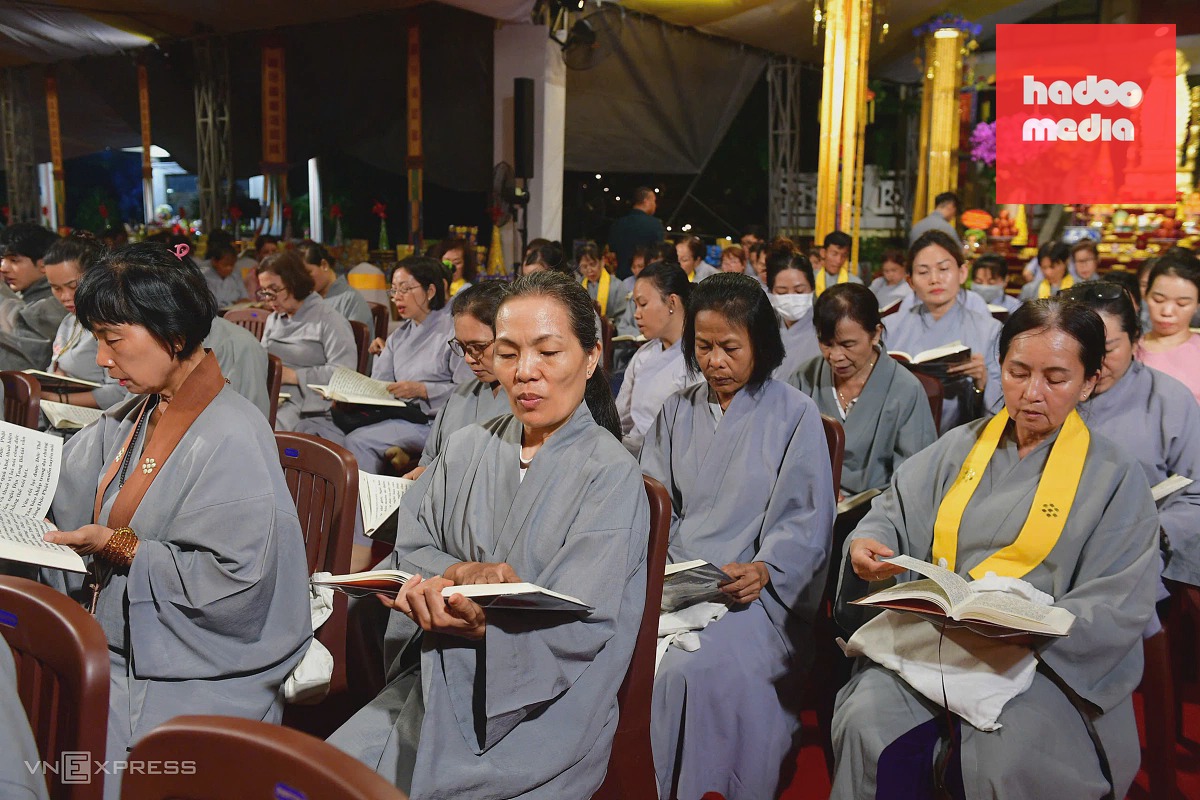 Xuyên đêm tưởng niệm liệt sĩ và đồng bào tại công viên Lê Thị Riêng
