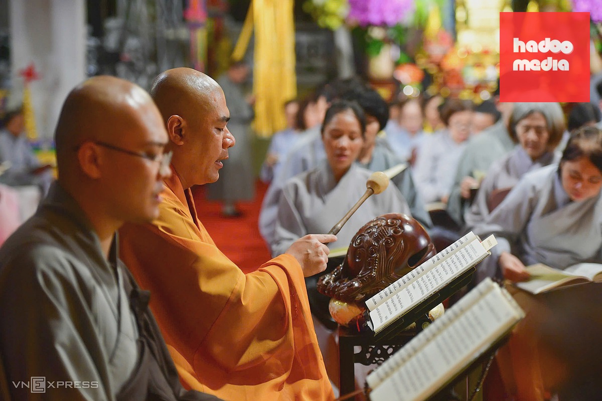 Xuyên đêm tưởng niệm liệt sĩ và đồng bào tại công viên Lê Thị Riêng