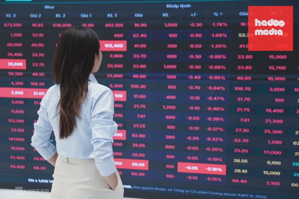 Nhà đầu tư đang quan sát bảng giá điện tử tại một công ty chứng khoán ở TP HCM, tháng 4/2026. Ảnh: Quỳnh Trần