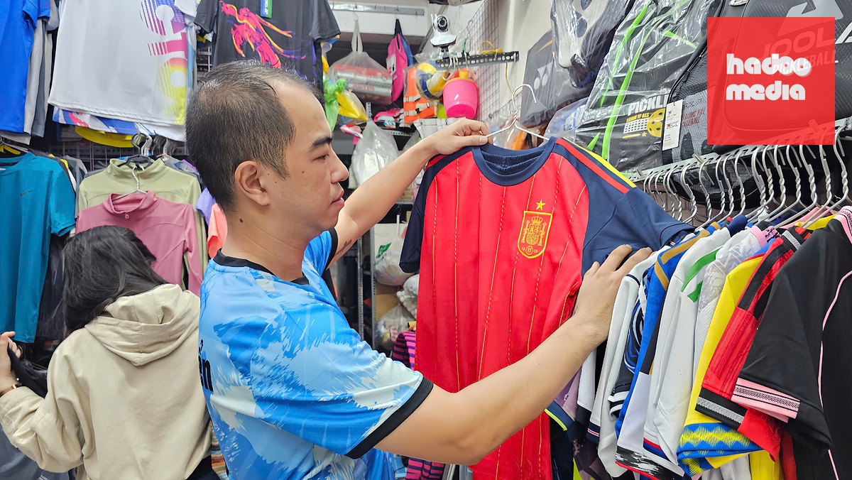 Nhiều sản phẩm áo đấu tại cửa hàng của anh P.H.Q. đã được nhập về từ sớm, nhưng sức mua vẫn chậm - Ảnh: TRƯƠNG LINH
