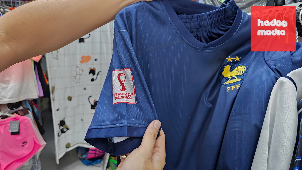 Nhiều mặt hàng còn tồn từ mùa World Cup 2022, khiến cho nhiều chủ cửa hàng e ngại nhập về số lượng lớn - Ảnh: TRƯƠNG LINH
