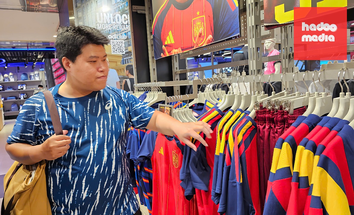 Khách hàng tìm mua áo thi đấu đội tuyển Tây Ban Nha tại cửa hàng Adidas, Saigon Center - Ảnh: TRƯƠNG LINH