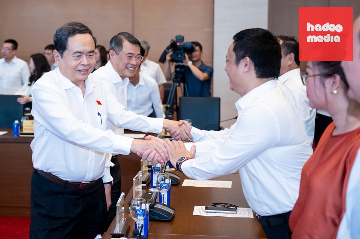 Chủ tịch Quốc hội Trần Thanh Mẫn và Thủ tướng Lê Minh Hưng gặp mặt lãnh đạo các cơ quan báo chí, chiều 14/6. Ảnh: Phạm Thắng